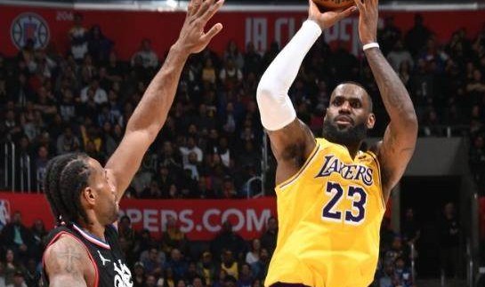 詹姆斯末节5三分演21分逆转 关键球数据历史封王！